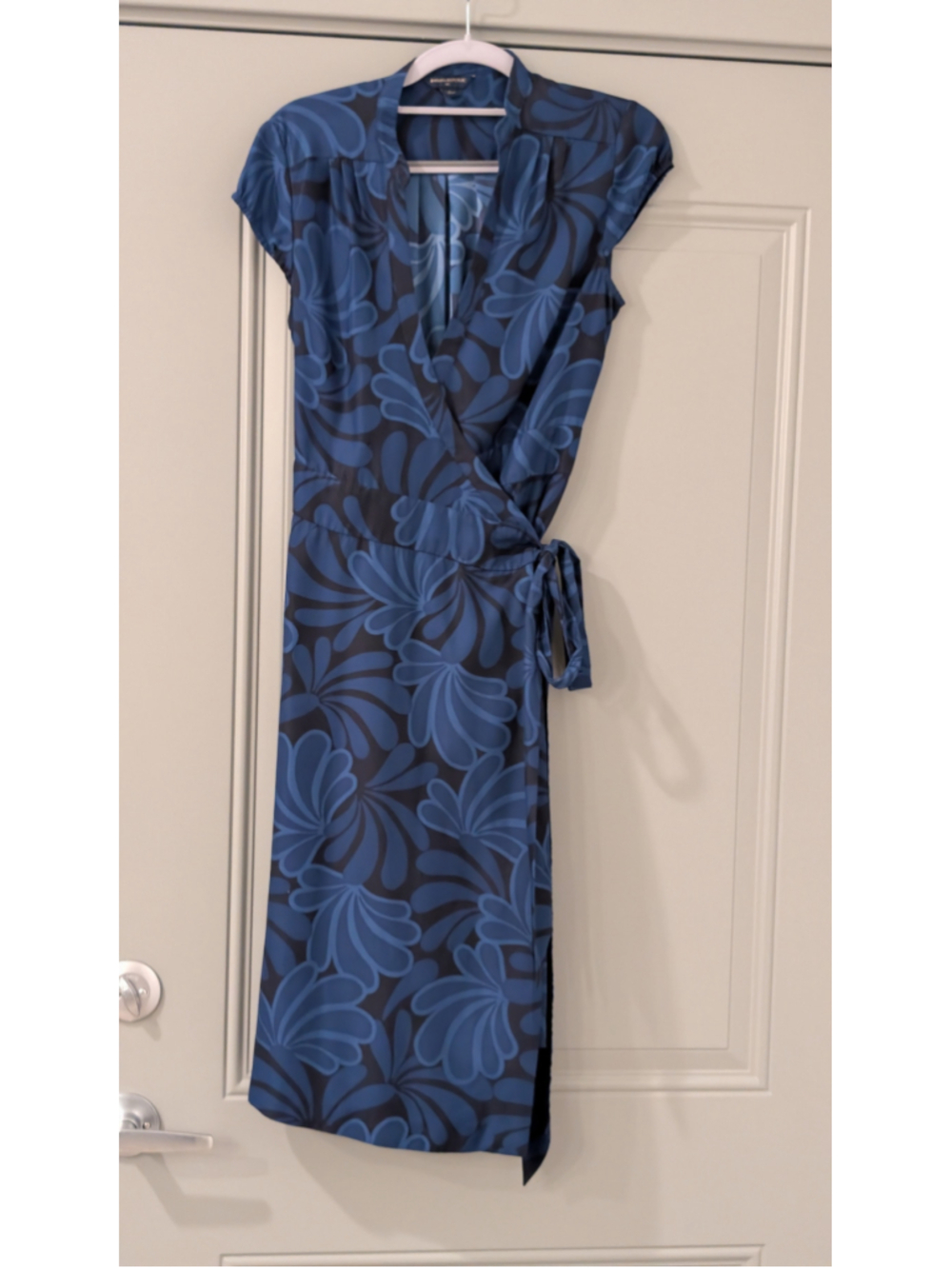 Women's Banana Republic Wrap Midi Dress Size 4 Blue Black Floral